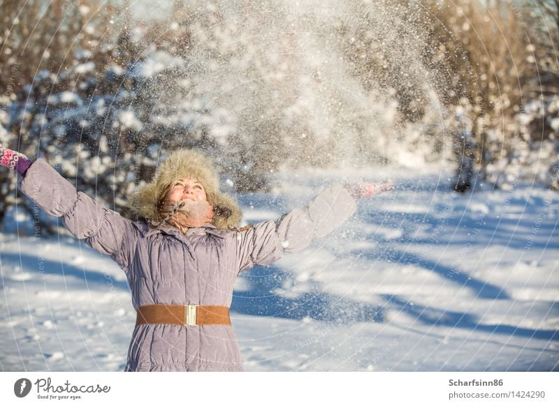 Mädchen genießt den Schnee im Winterpark. Lifestyle Freude Freizeit & Hobby Tourismus Winterurlaub Berge u. Gebirge feminin Frau Erwachsene Körper 1 Mensch