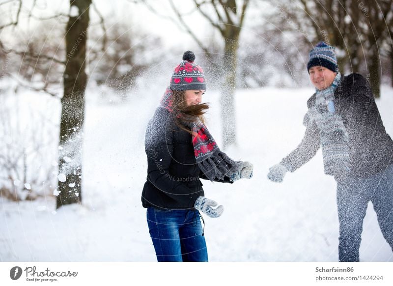 Liebespaar wirft Schnee im Winter Park. Freizeit & Hobby Valentinstag Skipiste maskulin feminin Jugendliche Körper 2 Mensch 18-30 Jahre Erwachsene 30-45 Jahre