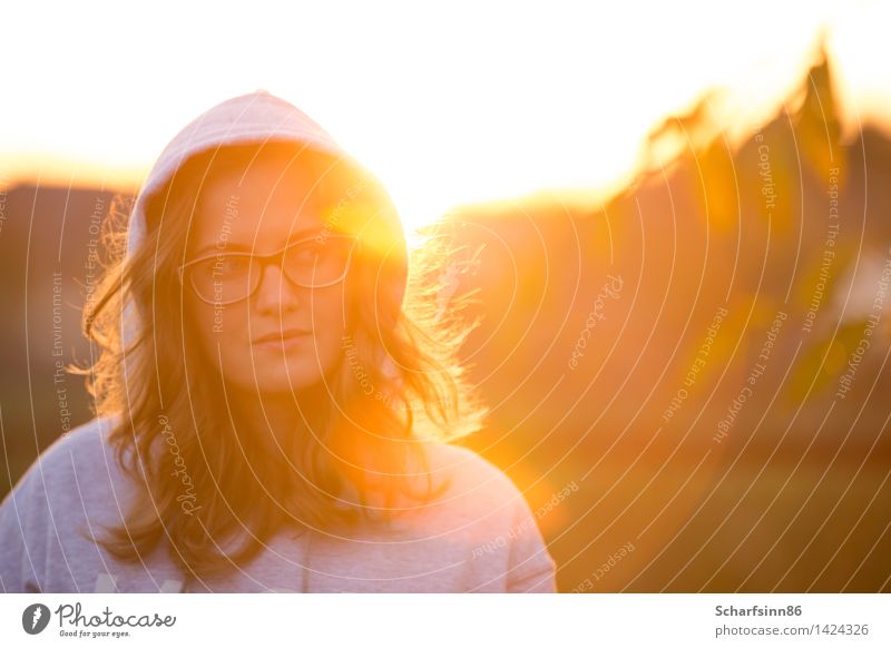 Portrait eines Mädchens im Sonnenunterganglicht, im grellen Glanz der Sonne. Lifestyle schön Ferien & Urlaub & Reisen Tourismus Sommer wandern Joggen Schüler