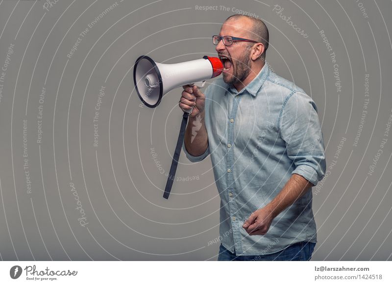 Mann spricht über ein Megaphon Lautsprecher 1 Mensch 30-45 Jahre Erwachsene Hemd Vollbart Tube modern Werbung angriffslustig Ankündigung Mitteilung Entwurf