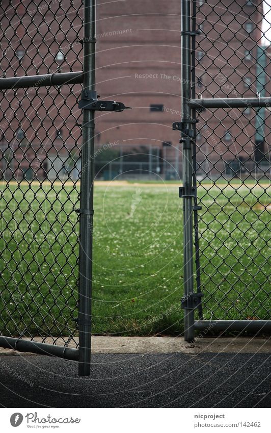 komm rein Boston Baseball Gitter Zaun Maschendraht Eingang Willkommen Zutritt zögern Spielen Vertrauen einsperren Gefägnis herein Spielwiese mitspielen