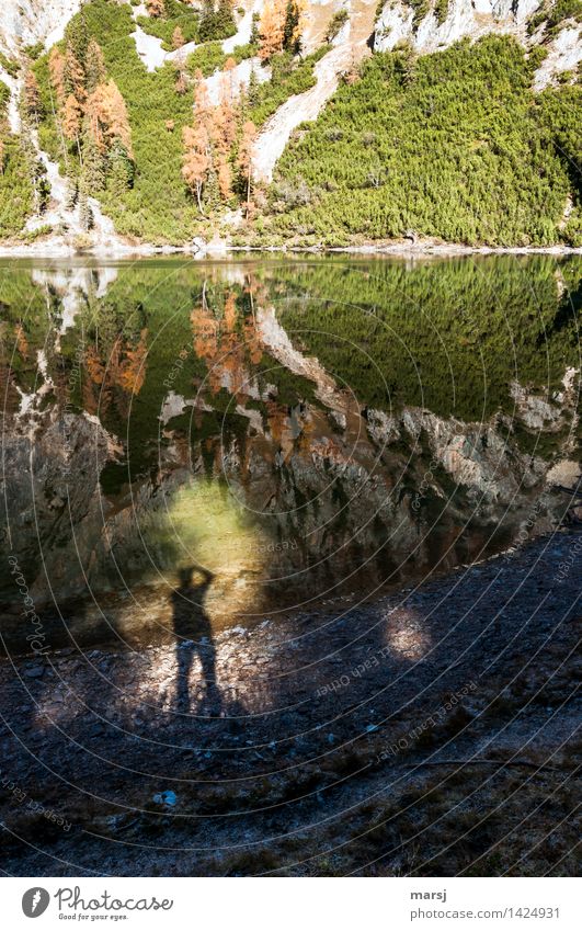 Der | streng geheim | e Monsterfotograf Mensch 1 Herbst Schönes Wetter Felsen Seeufer Gebirgssee leuchten außergewöhnlich Fotograf Fotografieren