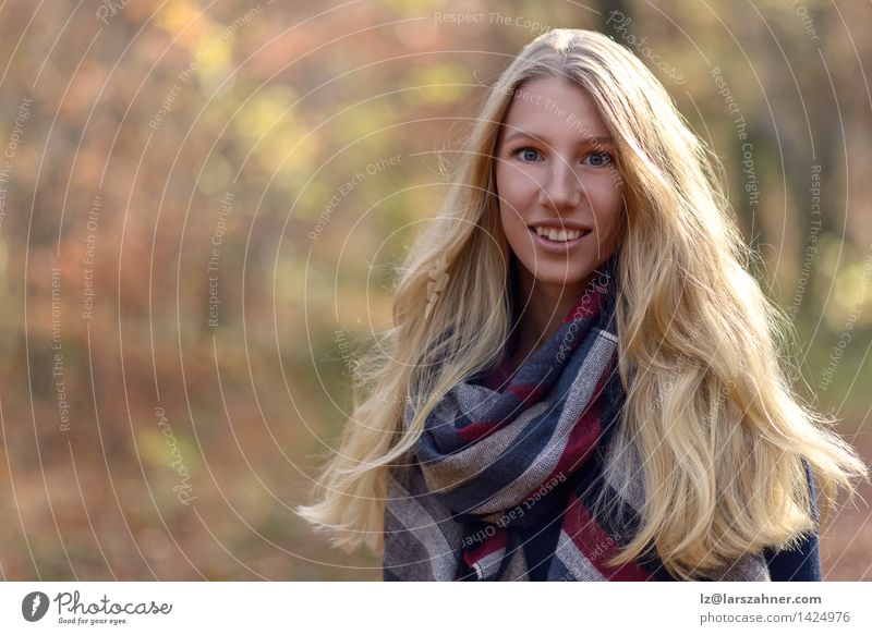 Attraktive blonde Frau auf Herbstmode Lifestyle Glück schön Gesicht ruhig Sonne Erwachsene 1 Mensch 18-30 Jahre Jugendliche Natur Wald Mode Schal langhaarig
