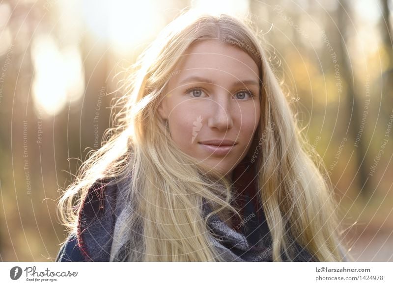 Attraktive blonde Frau auf Herbstmode Lifestyle Glück schön Gesicht ruhig Sonne Mädchen Erwachsene 1 Mensch 18-30 Jahre Jugendliche Natur Wald Mode Schal
