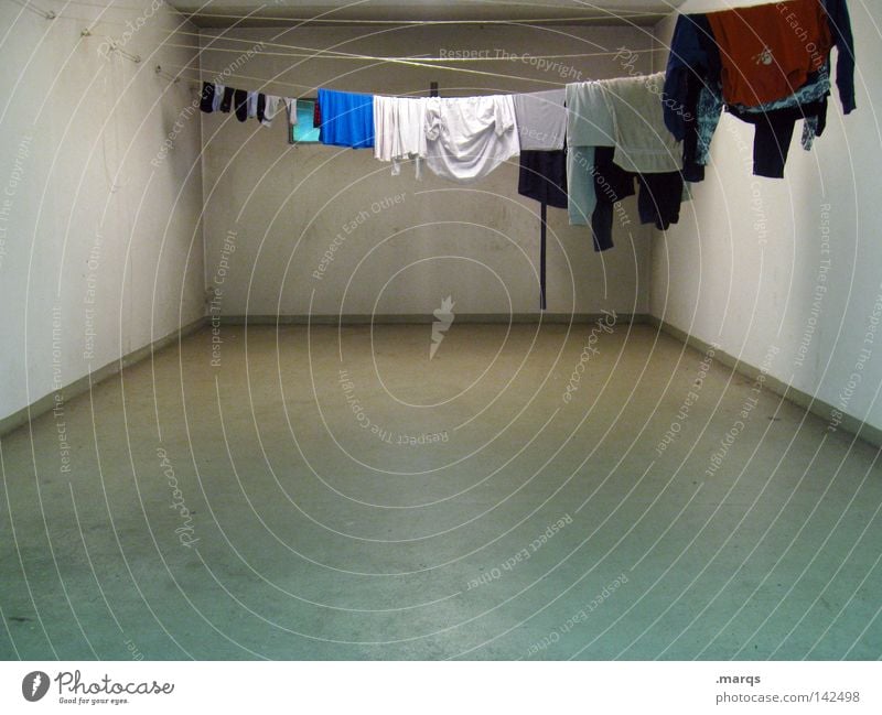 Trockenraum Raum leer Bekleidung Pullover T-Shirt Wäsche Wäsche waschen gewaschen trocknen Sauberkeit Reinigen Waschtag Wäscheleine Unterwäsche Fluchtpunkt