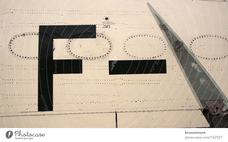 F- Tragfläche Flugzeug Düsenjäger Buchstaben Lateinisches Alphabet Beschriftung Typographie Aluminium Schriftzeichen Aerodynamic Niete Schraube F-Word