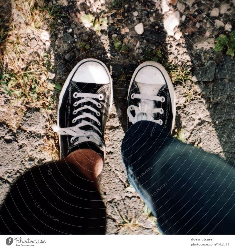 biped. Mann Erwachsene Beine Fuß Mode Bekleidung Hose Schuhe trendy Chucks Turnschuh Verschiedenheit Freundschaft stehen Farbfoto Außenaufnahme Tag Licht