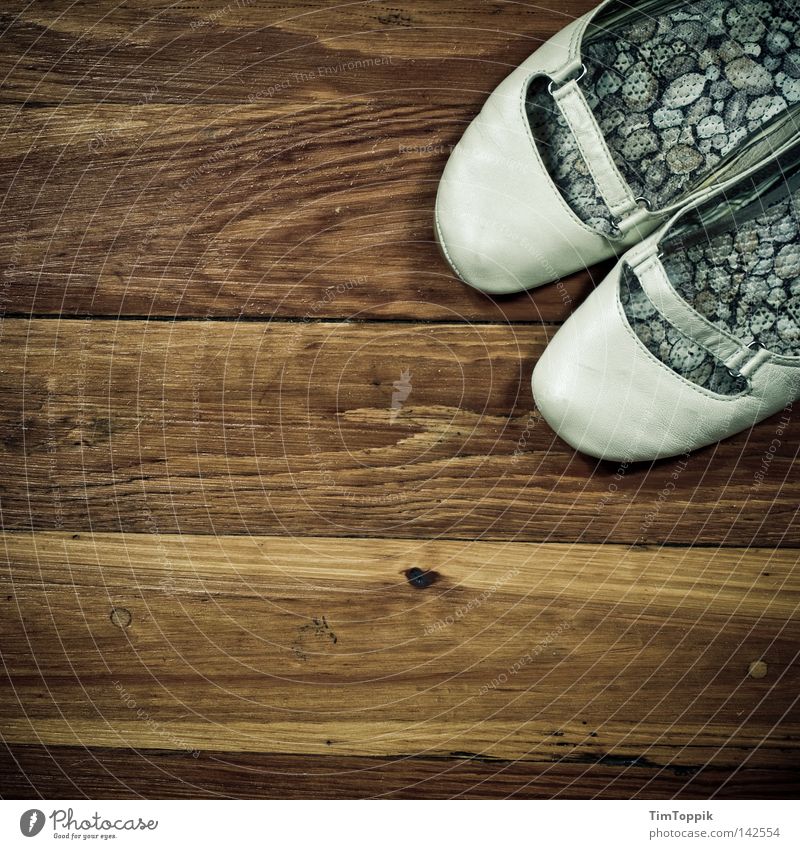 Holzschuhe Holzfußboden Bodenbelag Schuhe dreckig alt gebraucht kaputt schäbig Schuhsohle Leder Damenschuhe schuhspitze retro trendy Stil Dielenboden Ballerina