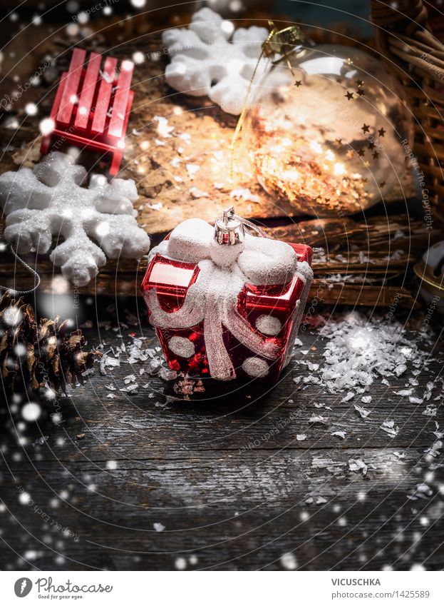Weihnachtsschmuck auf rustikalem Holztisch . Stil Design Winter Wohnung Haus Dekoration & Verzierung Veranstaltung Feste & Feiern Weihnachten & Advent Ornament
