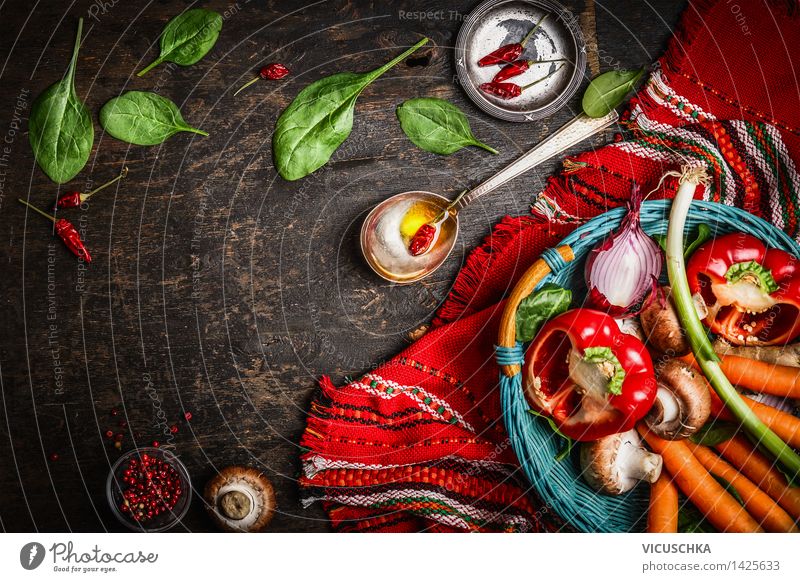 Frisches Gemüse im Korb auf dem Küchentisch Lebensmittel Kräuter & Gewürze Öl Ernährung Mittagessen Abendessen Bioprodukte Vegetarische Ernährung Diät