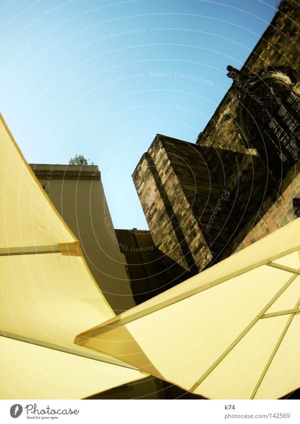 Ikarus fliegen Tragfläche Luft träumen Kathedrale Kirche alt neu Schatten Sonnenschirm Schirm Gotik Gleitflug Gotteshäuser Luftverkehr Flugdrache Architektur