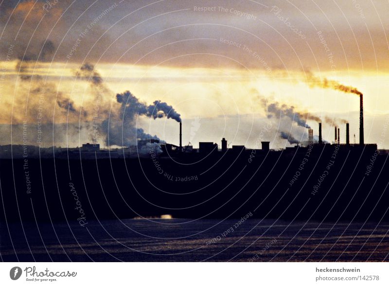 Stinkefinger Fabrik Industrie Umwelt Klima Klimawandel Flussufer Schornstein Rauch Stress Umweltverschmutzung Vergänglichkeit Zukunft Industriefotografie