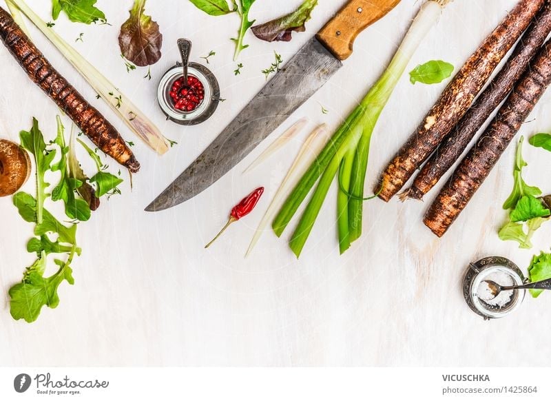 Schwarzwurzel und Zutaten fürs Kochen mit Küchenmesser Lebensmittel Gemüse Kräuter & Gewürze Ernährung Mittagessen Abendessen Bioprodukte Vegetarische Ernährung