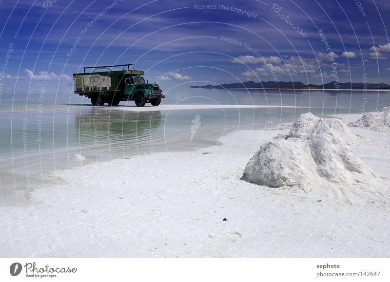 camión del sal Lastwagen See Salzsee Bolivien Salzwüste Salar de Uyuni La Paz grün Transporter Lieferwagen Kaili Bergbau ruhig Erholung Unendlichkeit ruhen weiß