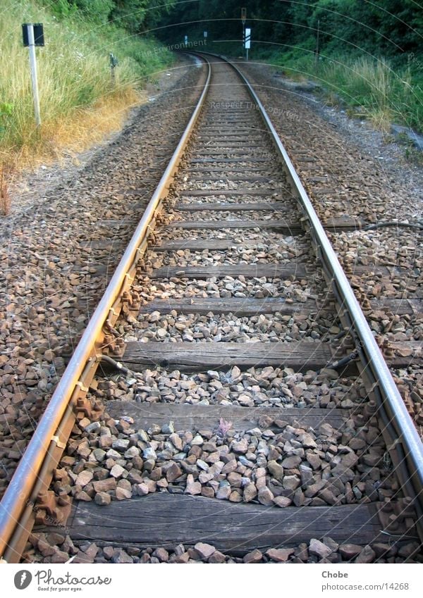 Schienen 1 Eisenbahn Gleise Holz Verkehr Perspektive Stein morgends