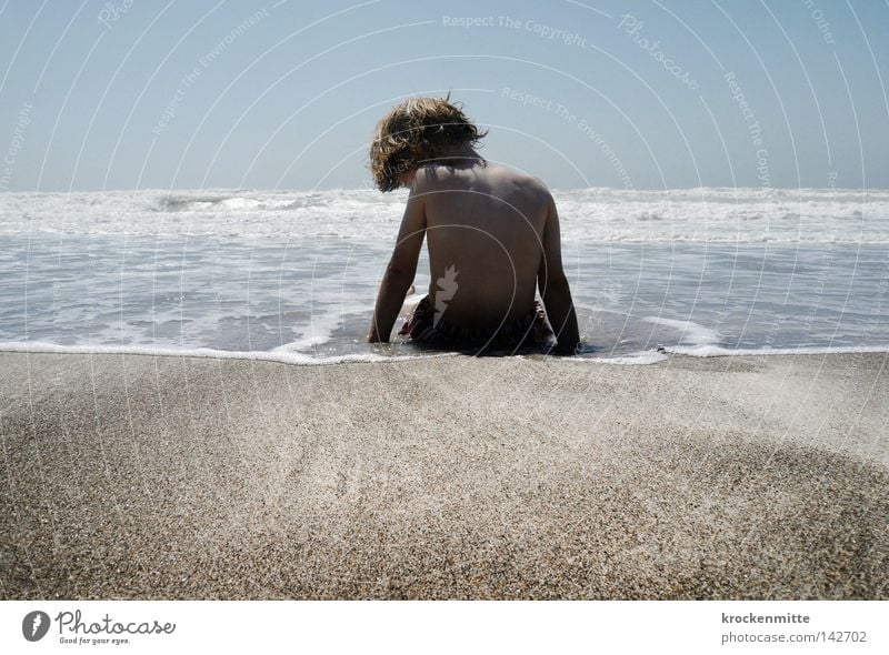 Das Meer in mir Sand Ferien & Urlaub & Reisen Junge Kind Sommerferien Wasser Rauschen Rücken Haare & Frisuren Wellen Strand Konzentration Italien Küste Badehose