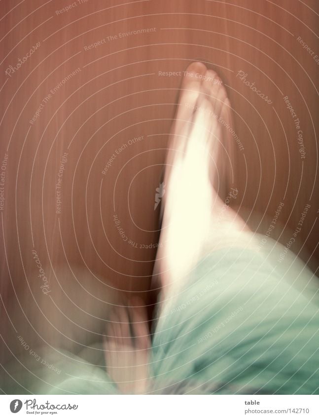 FotoRally laufen gehen Fuß Beine Schuhe Badelatschen Hose Shorts Bermudashorts Sommer heiß Physik Bodenbelag Linoleum Geschwindigkeit langsam Schlafwandeln
