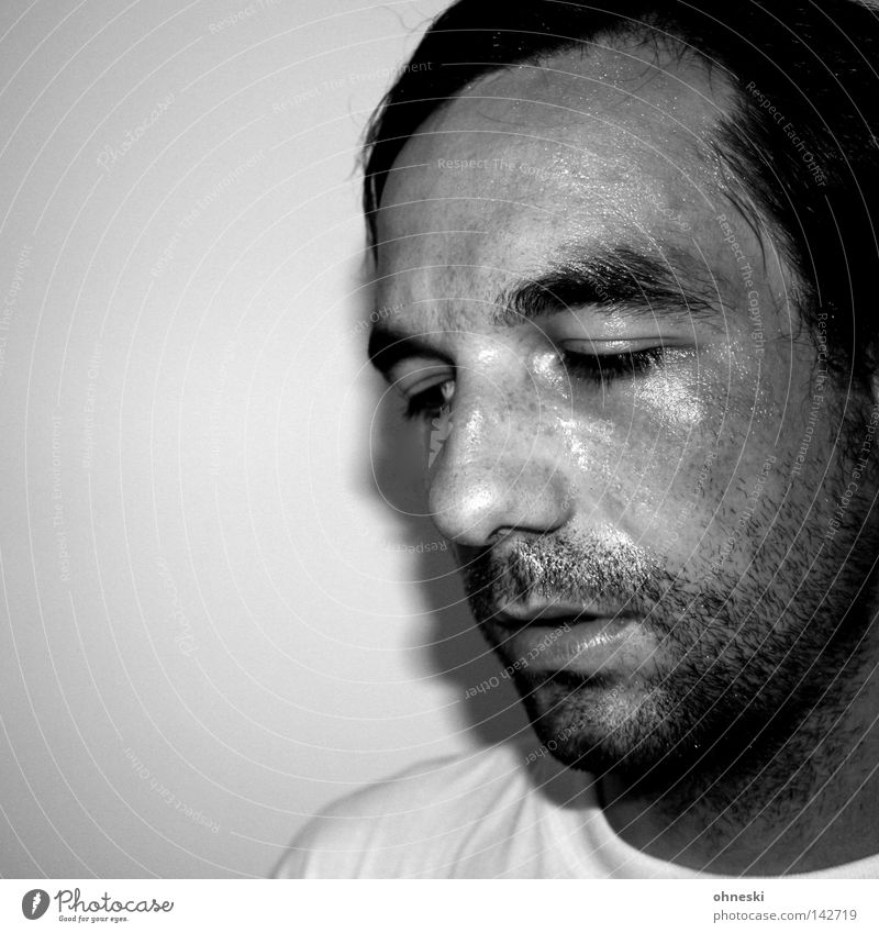 Schweiß lass nach Porträt Schwarzweißfoto Selbstportrait anstrengen Bart Müdigkeit Denken laufen Laufsport glänzend unrasiert Blick Schweißtropfen T-Shirt