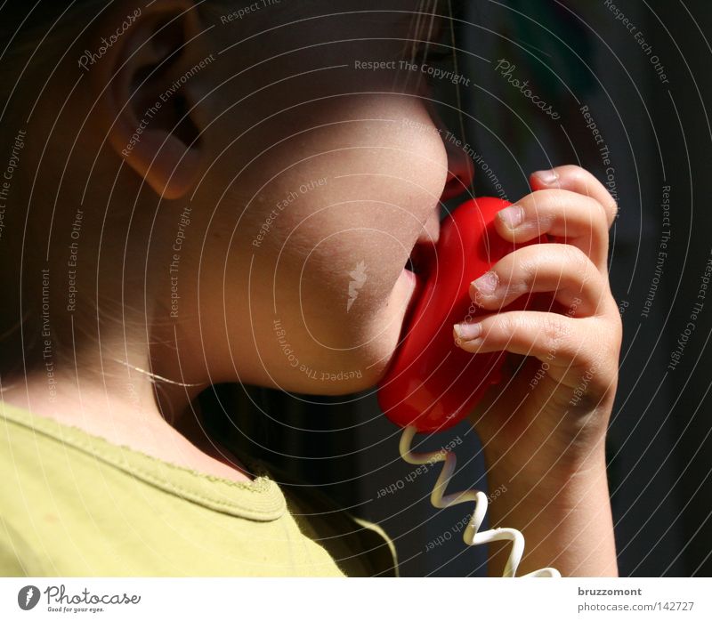 Kasse 3 an 90 Kind Mädchen Spielen Spielzeug Mikrofon Megaphon sprechen Wange Spiralkabel Kinderhand Kindermund Hand Alarm Supermarkt Kleinkind Walkie-Talkie