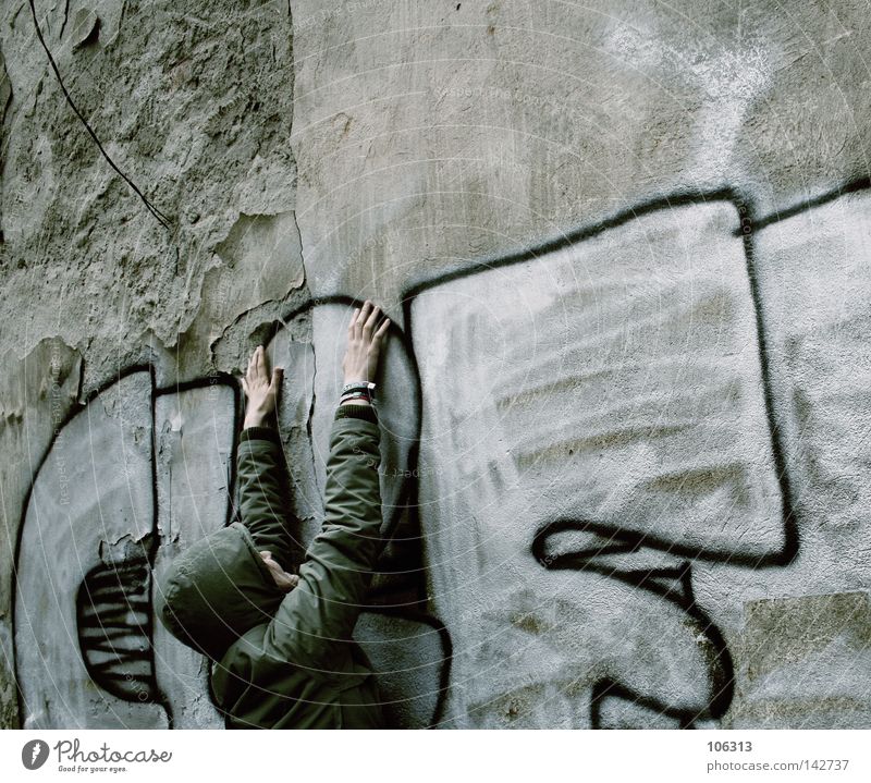 1x CLIFFhänger sein Graffiti hängen Wand Mensch festhalten herunterhängend Buchstaben umrandet dreckig Jugendliche vermummen vermummt fremd anonym Rückansicht