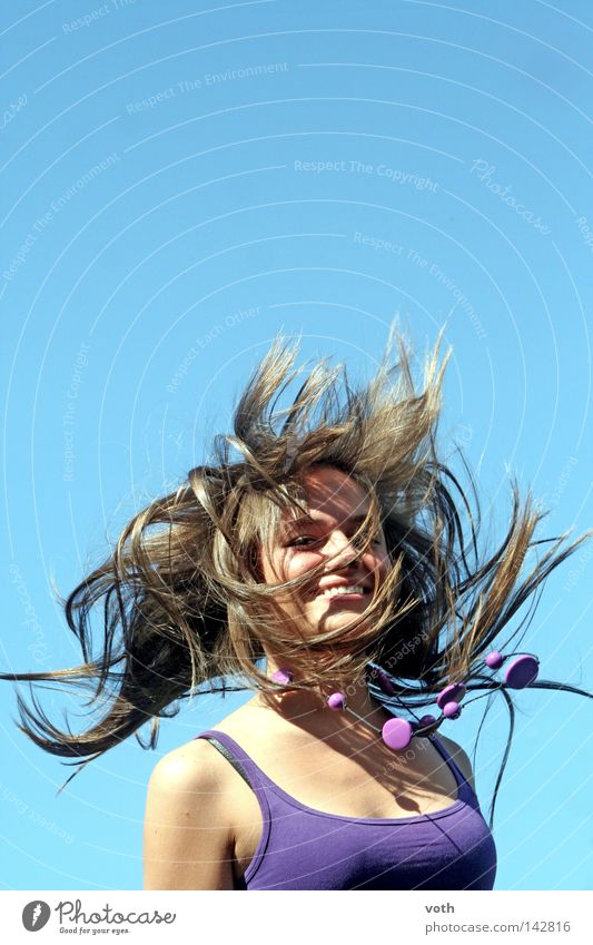 funny Frau springen wehen Haare & Frisuren braun blau violett