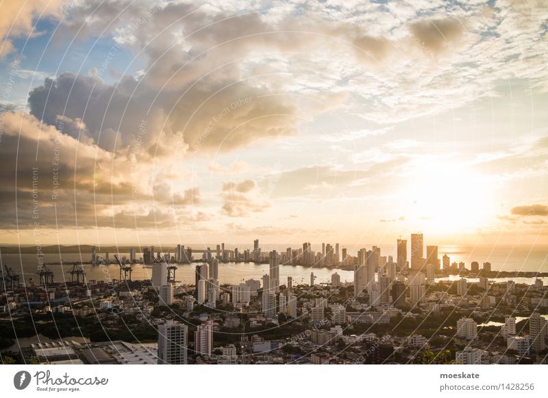 Cartagena De Indias Wolken Horizont Sonne Küste Stadt Stadtzentrum Skyline bevölkert Haus Hochhaus Bankgebäude Industrieanlage blau gold grau Kolumbien Karibik
