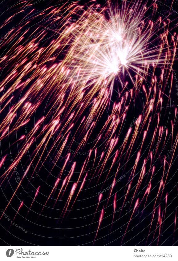 Lichtregen schwarz rot Silvester u. Neujahr Nacht Explosion Langzeitbelichtung Feuerwerk Himmel Lampe Funken Brand