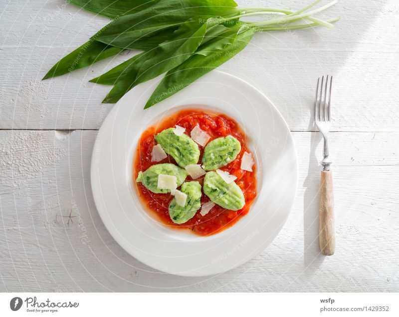 Gnocchi mit Bärlauch in Tomatensauce und Parmesan Vegetarische Ernährung Teller grün rot weiß Nocken Nockerln Schupfnudeln Butternockerln italienischen Küche