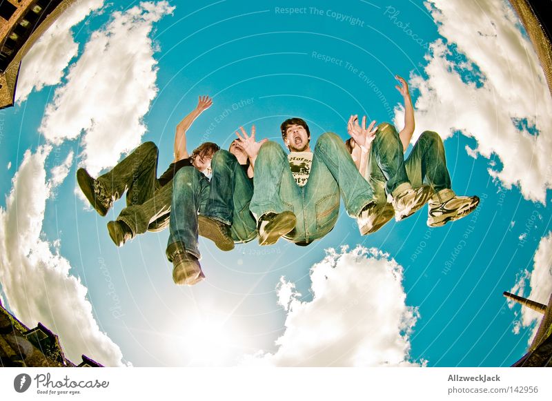 Die Überflieger springen rocken wild energiegeladen Himmel Musiker Potsdam Freude Leidenschaft Hinterteil Gesäß Jeanshose Jeansstoff 4 Menschengruppe Band