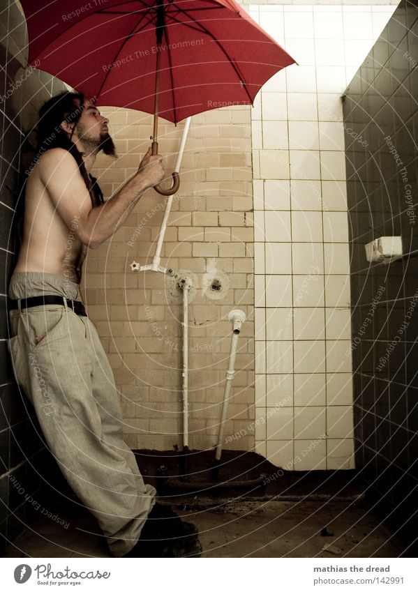 WASSERSCHEU Dusche (Installation) Duschraum Zugabteil Sonnenschirm Regenschirm Schirm rot Dinge nass Physik feucht vergessen Einsamkeit Tür bewegungslos Tod