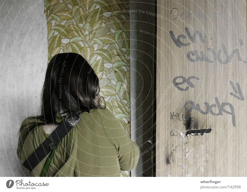 ...war da Wand Tapete grün DDR Verfall alt Tür beschmiert Schmiererei Graffiti Holz Mensch Rücken Ruine Blick Fotografieren verfallen retrotapete sättigung