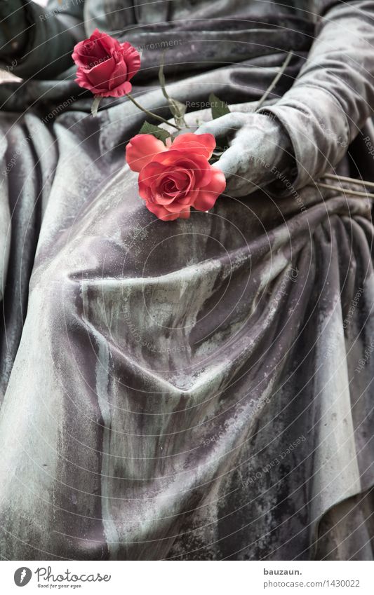 blümchen. Hand Beine 1 Mensch Skulptur Blume Rose Friedhof Blumenstrauß Metall Kunststoff träumen Traurigkeit verblüht Kitsch trocken Liebe Sorge Trauer Tod