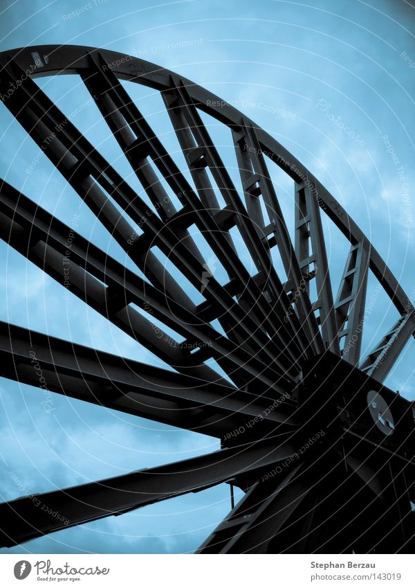 wheel of time Zeche Bergbau Förderturm Industriefotografie industriell Konstruktion Metall Stahl blau Himmel