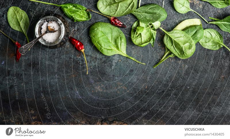 Baby-Spinat Blätter auf rustikalem Hintergrund Lebensmittel Gemüse Salat Salatbeilage Ernährung Mittagessen Abendessen Bioprodukte Vegetarische Ernährung Design