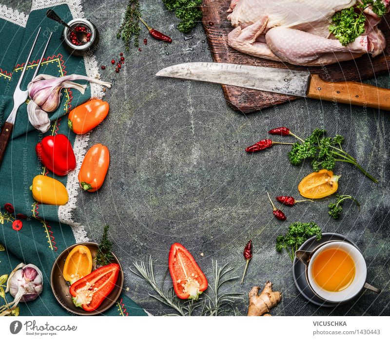 Ganzes Hähnchen mit Öl und Gemüse Zutaten fürs Kochen Lebensmittel Fleisch Kräuter & Gewürze Ernährung Mittagessen Abendessen Festessen Teller