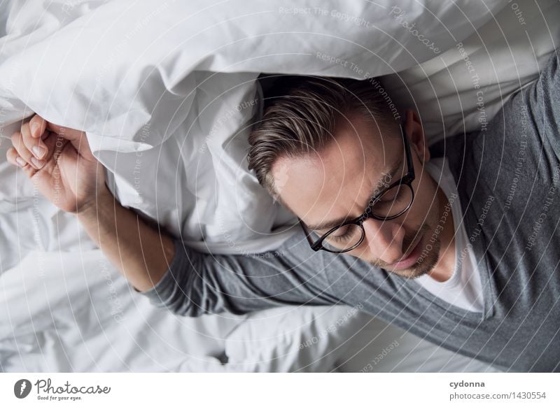 Bisschen müde Bett Schlafzimmer Mensch Junger Mann Jugendliche Leben 18-30 Jahre Erwachsene Brille Zufriedenheit Erholung Freizeit & Hobby Gelassenheit