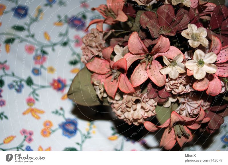 Die Deko für.... Farbfoto mehrfarbig Muster Festessen Dekoration & Verzierung Tisch Blume Stoff Blumenstrauß alt oben rosa falsch Decke Blumenmuster Vase