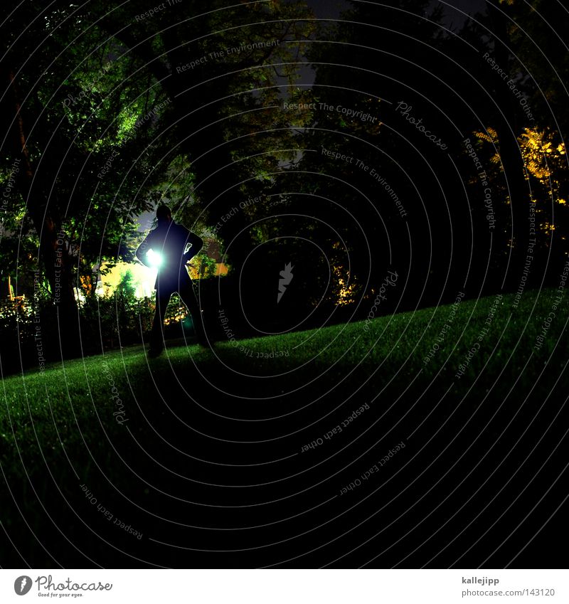 wir trafen uns in einem garten Mann Park grün Nacht Monster Krimineller Gartenzwerge Gärtner Licht Gegenlicht Langzeitbelichtung Silhouette gruselig Baum