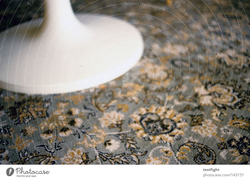 teppich Teppich Muster Tanzfläche Tisch Wohnzimmer retro Siebziger Jahre Bodenbelag alt Kitsch tischbein