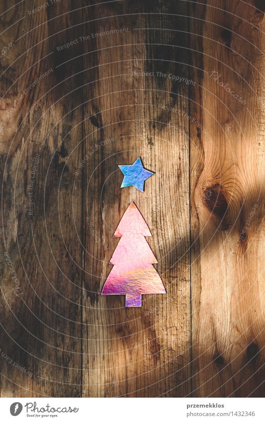Symbol des Weihnachtsbaums auf hölzernem Hintergrund Handarbeit Dekoration & Verzierung Baum Papier Holz Ornament Kreativität beginnen Weihnachten farbenfroh