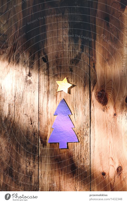 Symbol des Weihnachtsbaums auf hölzernem Hintergrund Handarbeit Dekoration & Verzierung Baum Papier Holz Ornament Kreativität beginnen Weihnachten farbenfroh