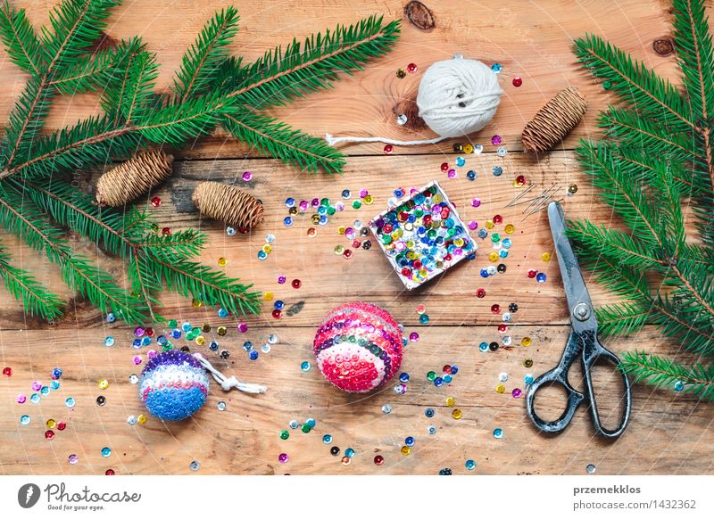 Weihnachtsball die Pailletten auf den Ball setzen Handarbeit Dekoration & Verzierung Tisch Weihnachten & Advent Schere Holz Ornament Kreativität farbenfroh