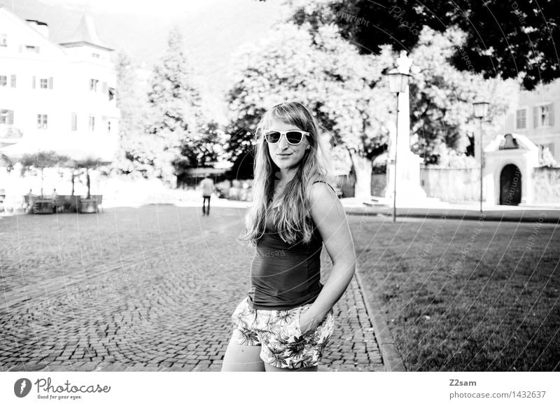 L Lifestyle elegant Stil feminin Junge Frau Jugendliche 18-30 Jahre Erwachsene Natur Landschaft Sommer Schönes Wetter Stadtzentrum Hotpants Piercing
