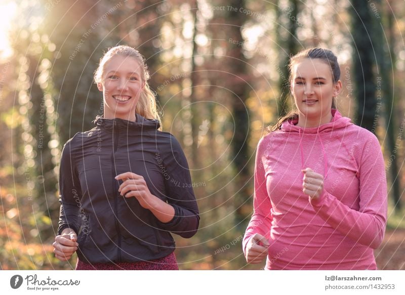 Zwei junge Frauen der attraktiven Sitzjogging heraus Lifestyle Glück Gesicht Sport Joggen sprechen Erwachsene Freundschaft 2 Mensch 18-30 Jahre Jugendliche