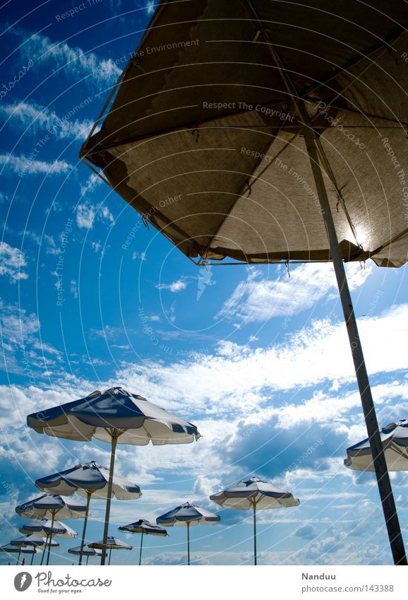 Riesen-Cocktail Ferien & Urlaub & Reisen Sommer Strand Meer Himmel Küste außergewöhnlich blau Perspektive fremd fremdartig Mondlandung außerirdisch Sonnenschirm