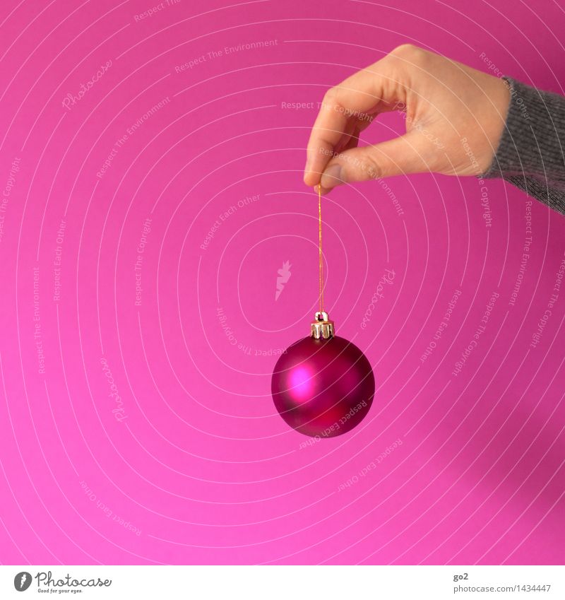 Weihnachtskugel Weihnachten & Advent Mensch Erwachsene Hand Finger 1 Kugel Christbaumkugel festhalten ästhetisch Fröhlichkeit rosa Lebensfreude Vorfreude Design