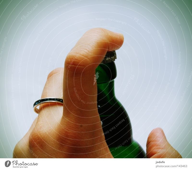 beschlagnahmt. Hand Finger Bierflasche Ring festhalten geschlossen Flaschenverschluss Zeigefinger Daumen Mensch grün Glas Alkohol Konsum Spaßgesellschaft