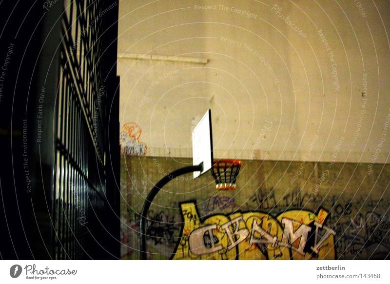 Basketball ohne Blitz Korb Kreis Ring werfen 3 Spielen Straßenkunst Ballsport Sport Freizeit & Hobby Spielplatz Zeitvertreib Aufschrift Graffiti Wand Haus