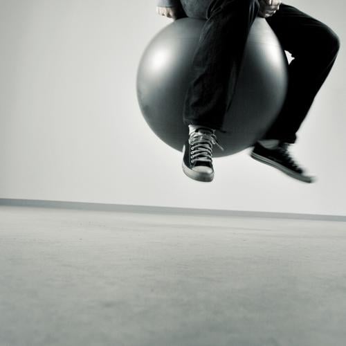 hop hüpfen springen Sprungbein Gummi Turnen Aktion Spielen Gesundheit Hochsprung Luft rund grau schwarz weiß Mann Mensch Bewegung Raum Muskulatur