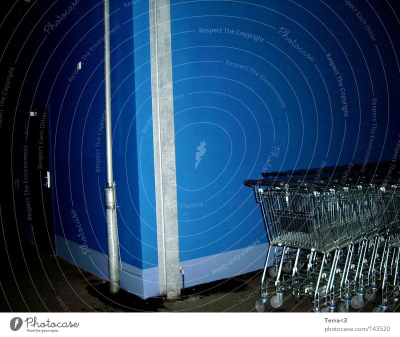 Blau. Ladengeschäft Wand dunkel blau dreckig Einkaufswagen rollen schieben Einkaufskorb Schlitz Nacht 3 Metall Metallwaren Eisenrohr Tür Sicherheit geschlossen
